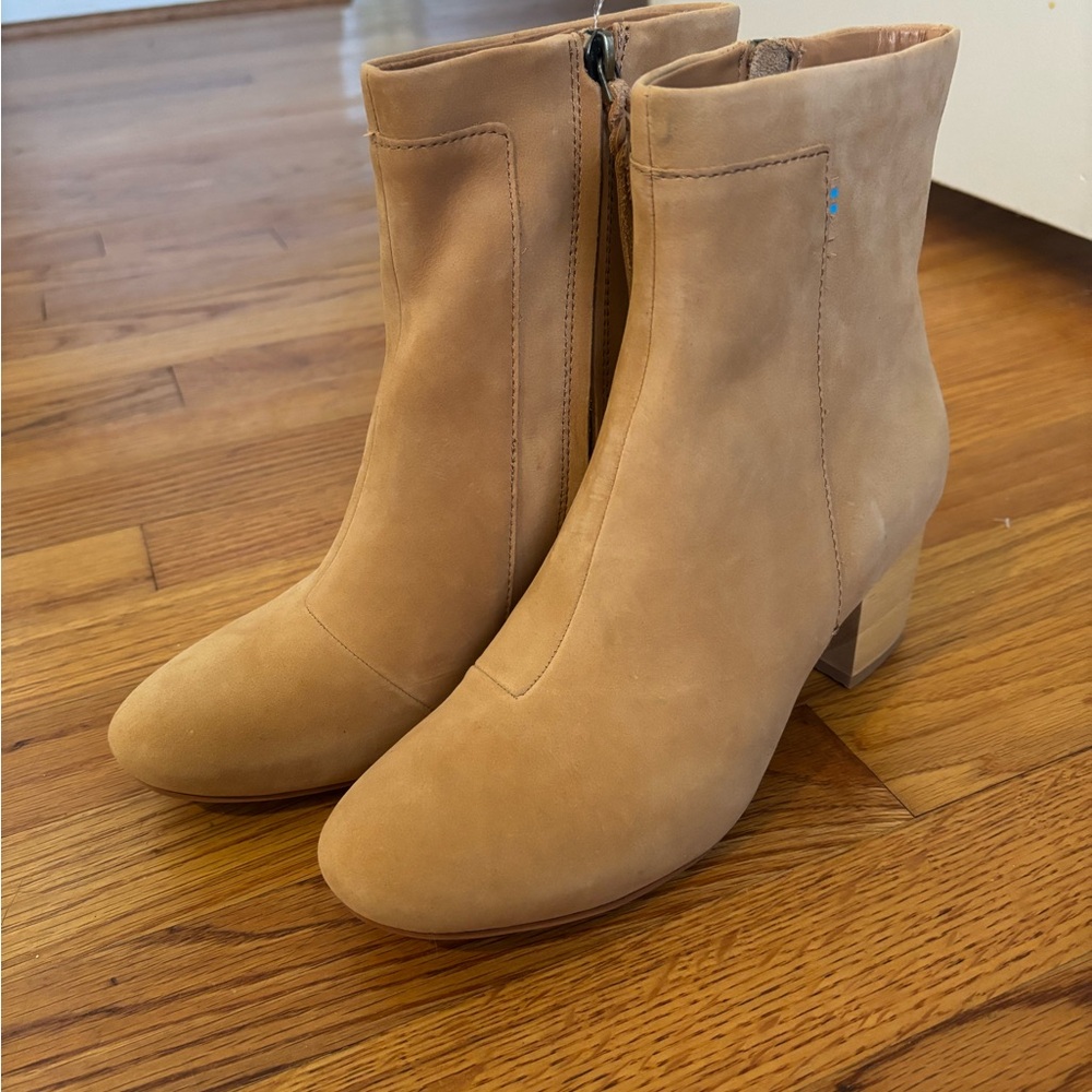 NWT Toms Tan Ankle Boots Size 7